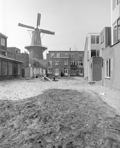 884739 Gezicht op de bouw van woningen (rechts) op de Adelaarhof te Utrecht, het voormalige terrein van de Utrechtse ...